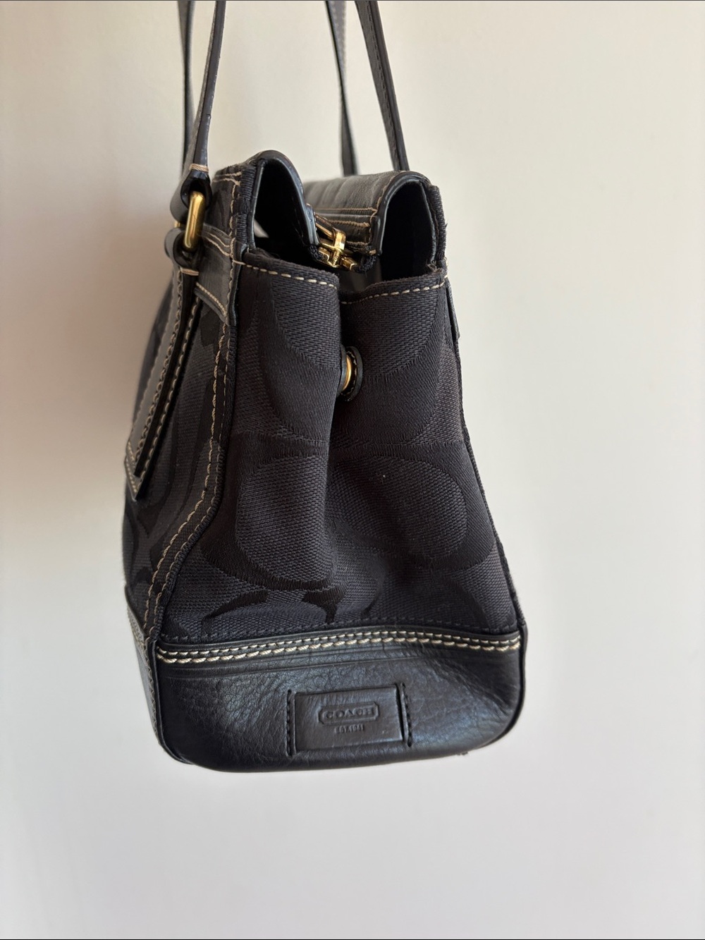 Coach Hampton Signature Strap Satchel Bag in Black with gold hardware & turn - Picture 4 of 16
